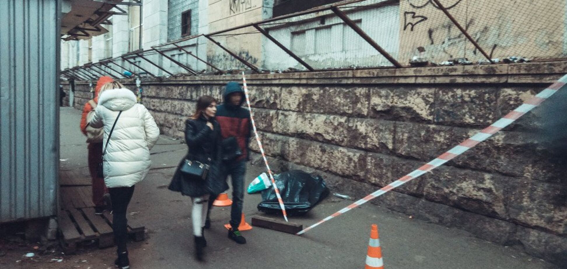 В Киеве средь бела дня внезапно умер человек: фото и видео 18+