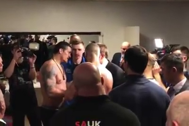 Белью после боя прорвался в раздевалку к Усику