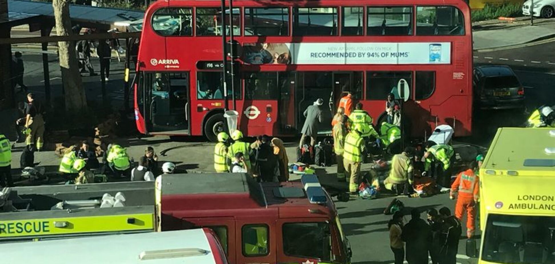 У Лондоні автобус влетів у зупинку: десятки постраждалих. Фото і відео з місця НП