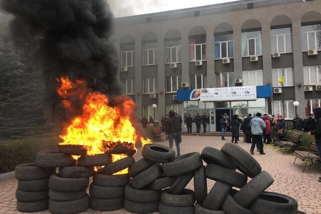 В Кривом Роге жители подожгли шины и устроили бунт: что произошло