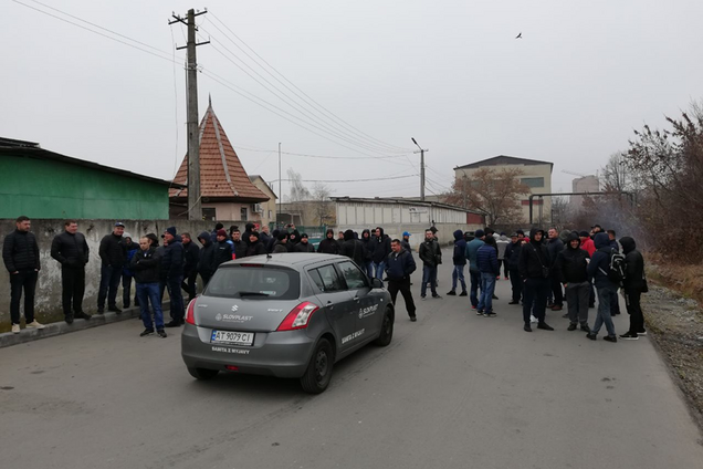 Зажгли шины: владельцы авто на еврономерах пошли на радикальные меры в Ивано-Франковске