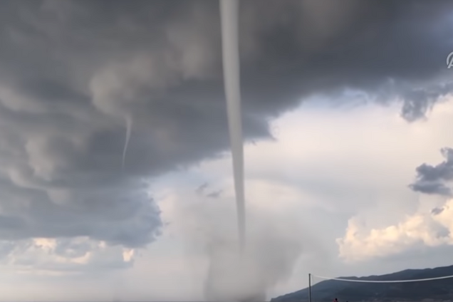 Мощный смерч на курорте в Турции напугал туристов: момент сняли на видео