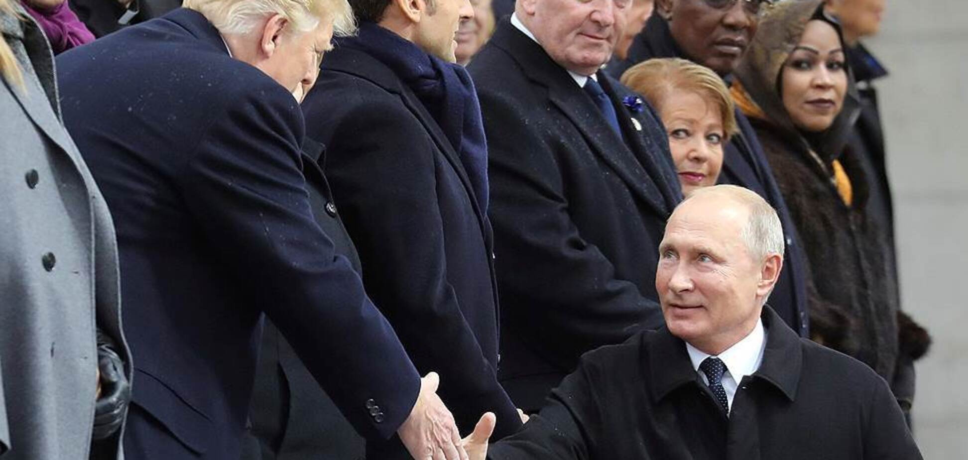 ''Обменялись парой слов'': стало известно, о чем Путин говорил с Трампом в Париже