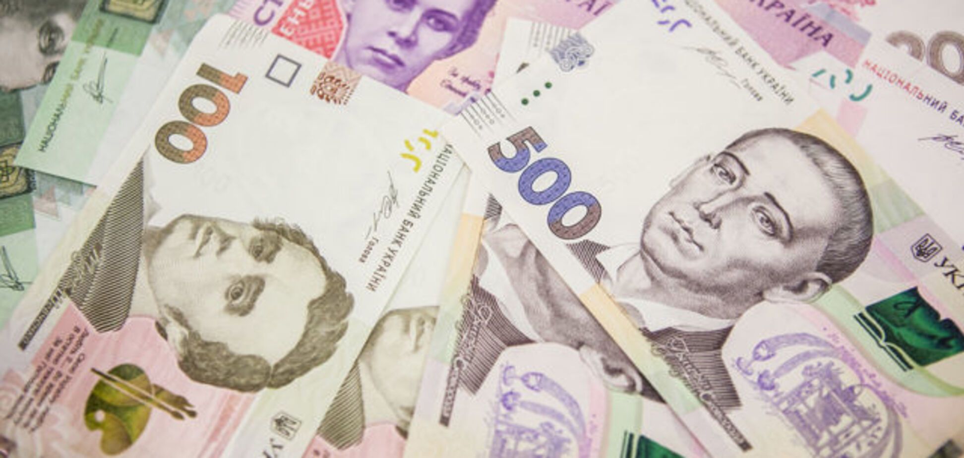 Фальшивками даже зарплату выдают: Украину заполонили поддельные деньги
