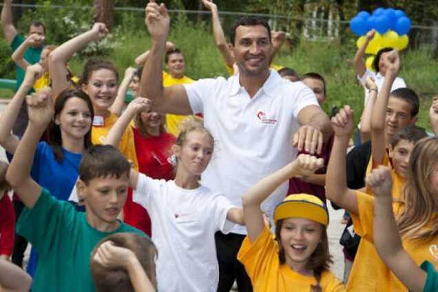 ''Спартанская подготовка'': в России выдали страшилку о тысячах зигующих детей под Киевом