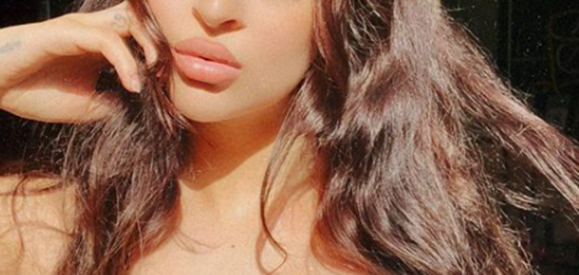 Модель выгнали из Лувра из-за откровенного наряда: горячие фото красотки