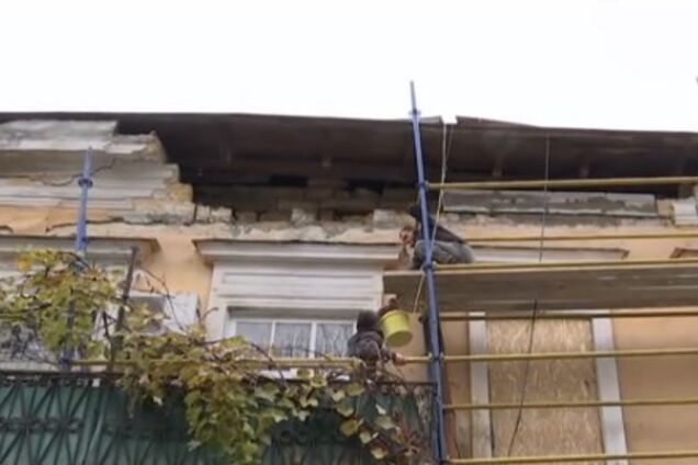 В Одессе часть дома обрушилась на пешехода: видео