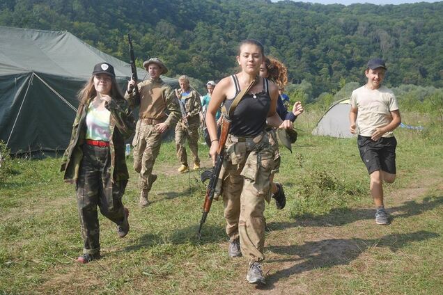 ''Вчать вбивати росіян'': в топових світових ЗМІ спалахнув скандал довкола дитячого табору в Україні. Як усе насправді?