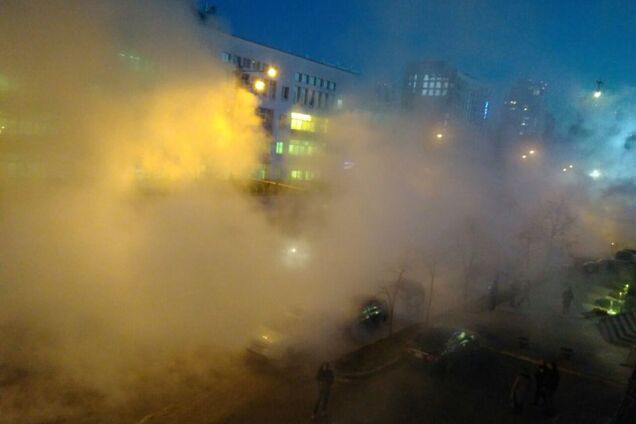 Машина с людьми провалилась в разлом: в Киеве произошло крупное ЧП