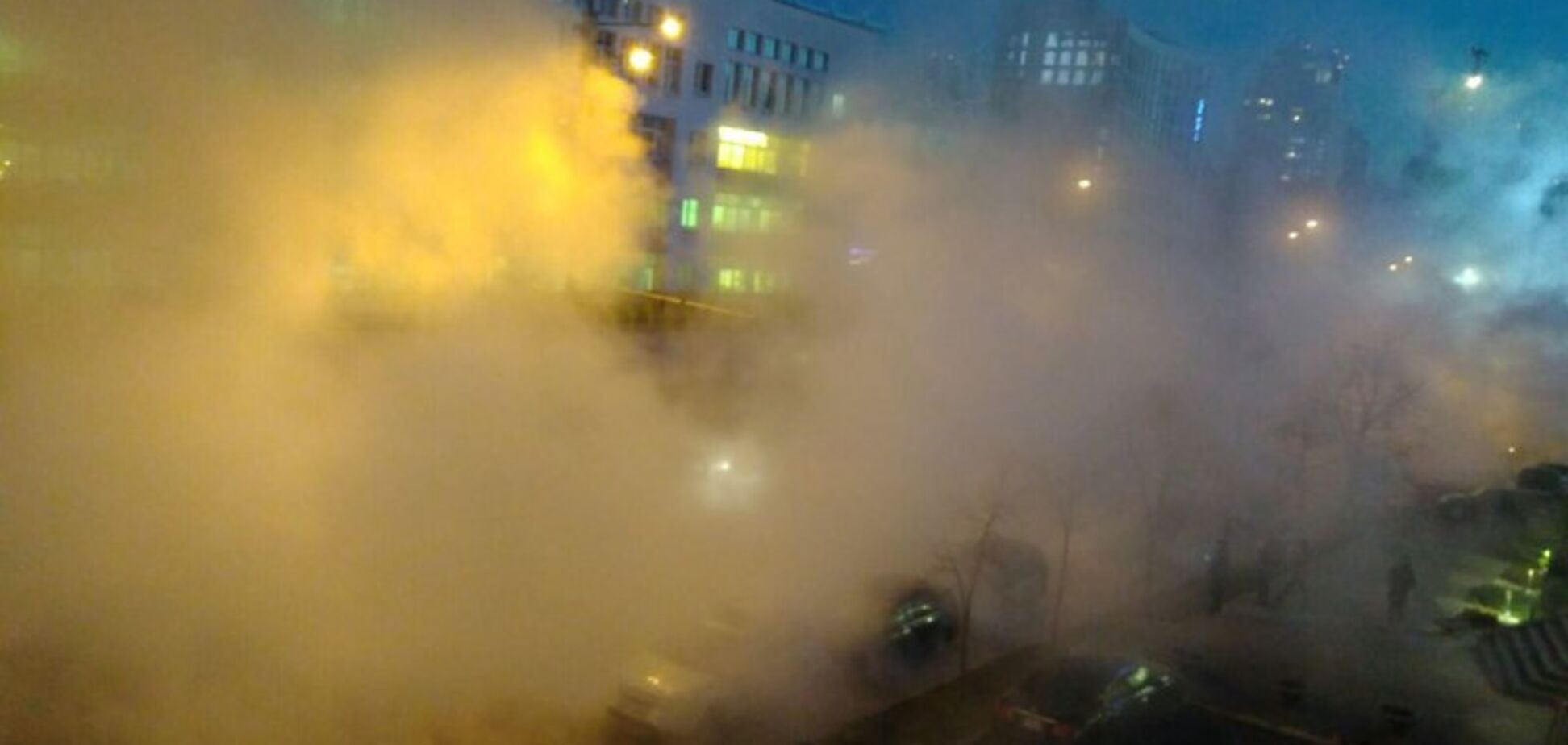 Машина з людьми провалилася в розлом: у Києві сталася велика НП