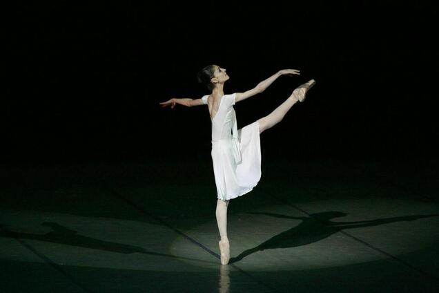 Вынесли на носилках: в Днепре балерина рухнула со сцены