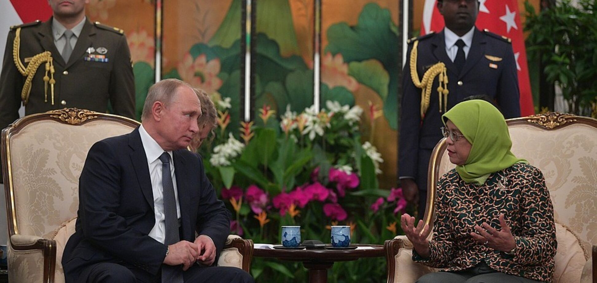 ''Изжога и рвотный рефлекс'': Путин разозлил россиян показной щедростью в Сингапуре