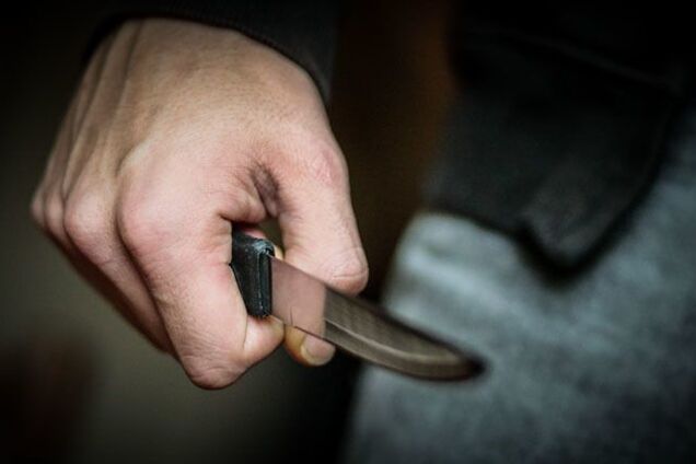 В Хортицком районе Запорожья на девушку напал неизвестный с ножом