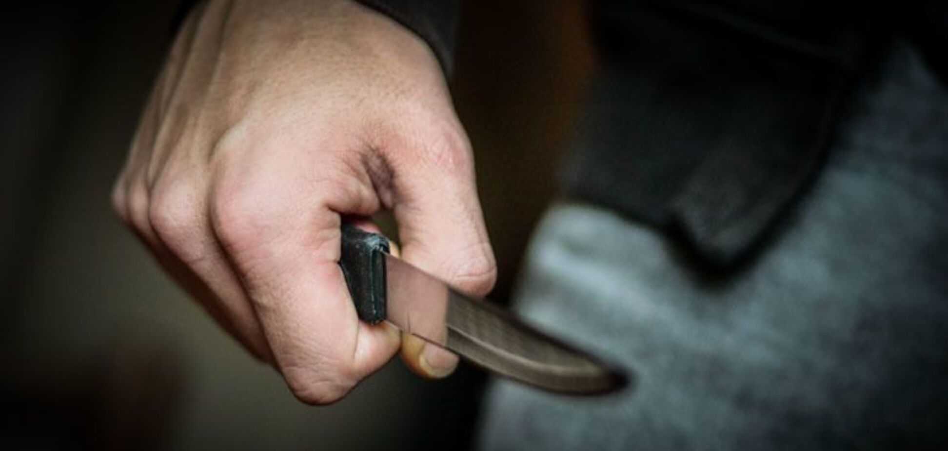 В Хортицком районе Запорожья на девушку напал неизвестный с ножом