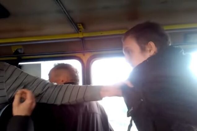 ''Ты убл**ок'': во Львове водитель маршрутки набросился на студента