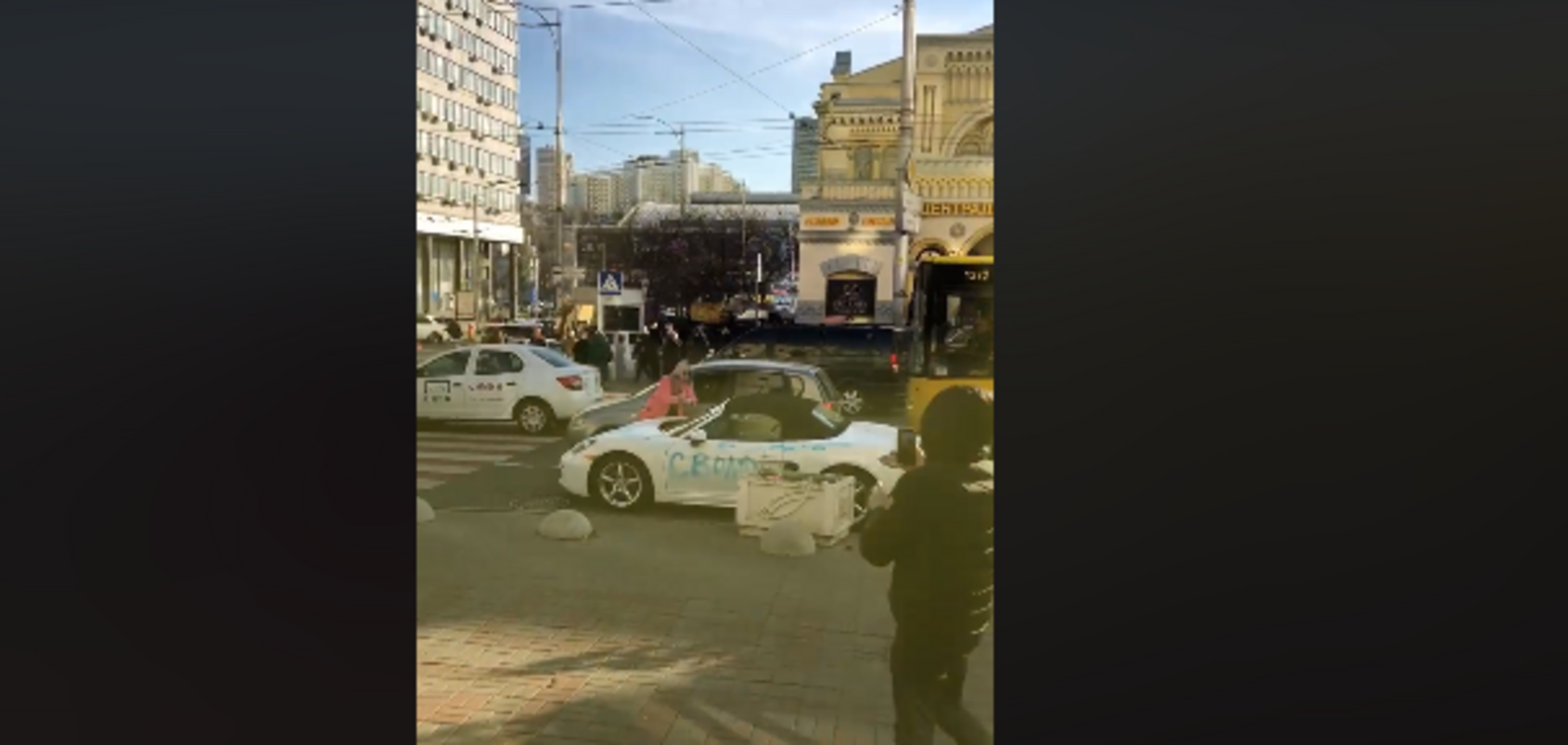 ''Переспав і не передзвонив'': у Києві дівчина витончено помстилася за образу. Відео