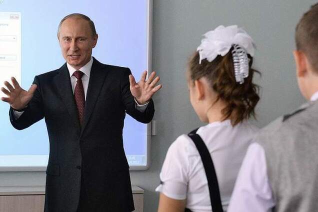 ''Путин — вор'': в России после угроз расстрела школьники запустили флешмоб