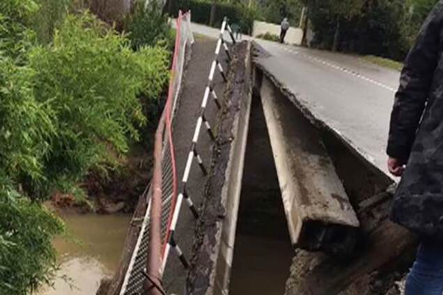 В России рухнул очередной мост: опубликованы фото и видео с места ЧП