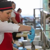 Красная рыба и ананасы: украинцам показали, чем кормят бойцов ВСУ