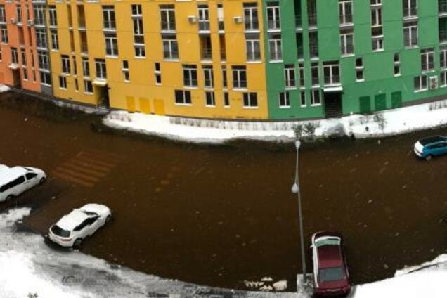 ''Автомобілі тонуть!'' У Києві прорвало труби у відомому ЖК