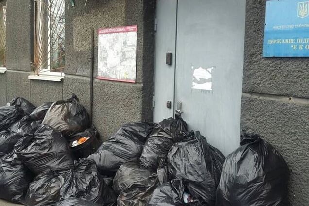Отомстили: киевляне завалили ЖЭК на Печерске мусором