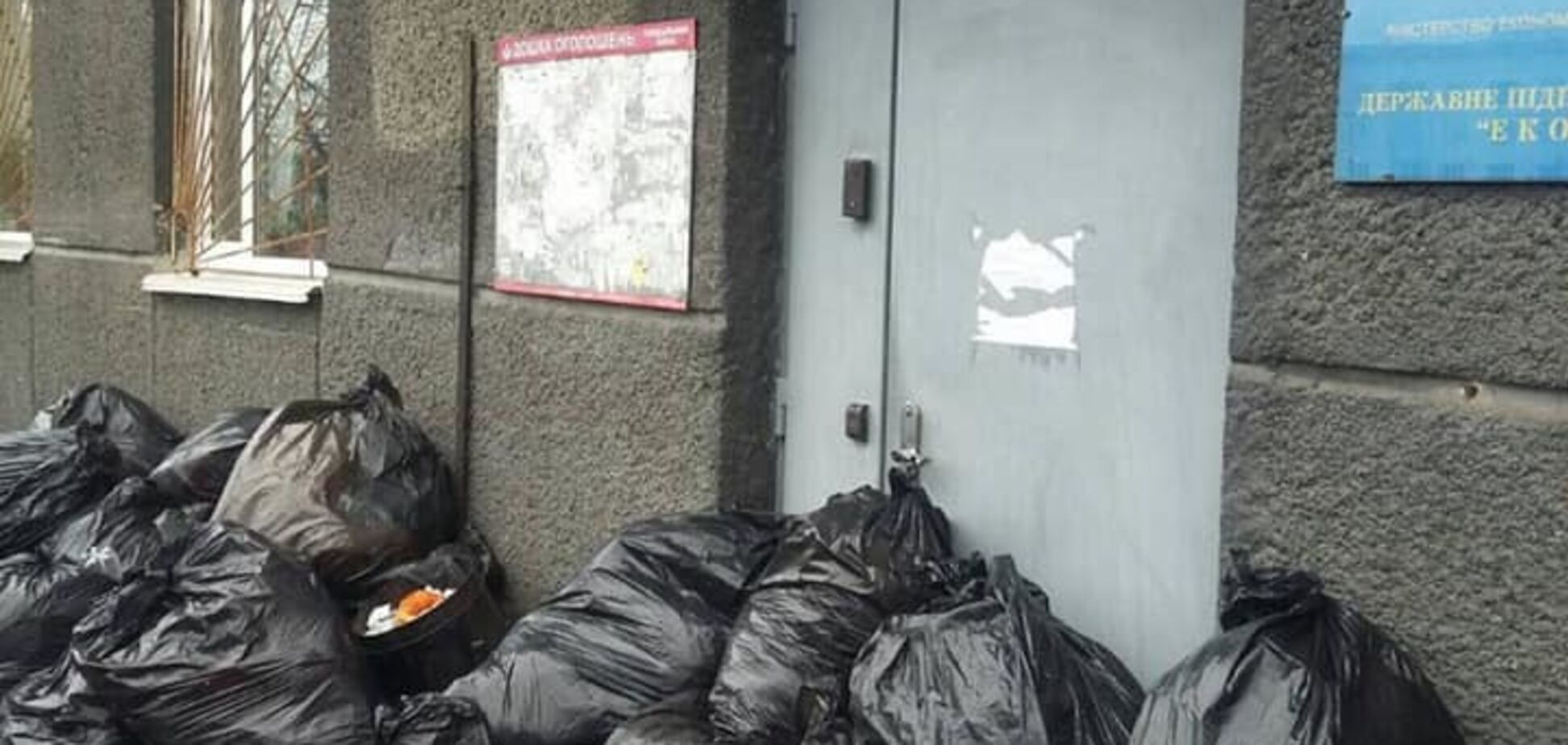 Отомстили: киевляне завалили ЖЭК на Печерске мусором