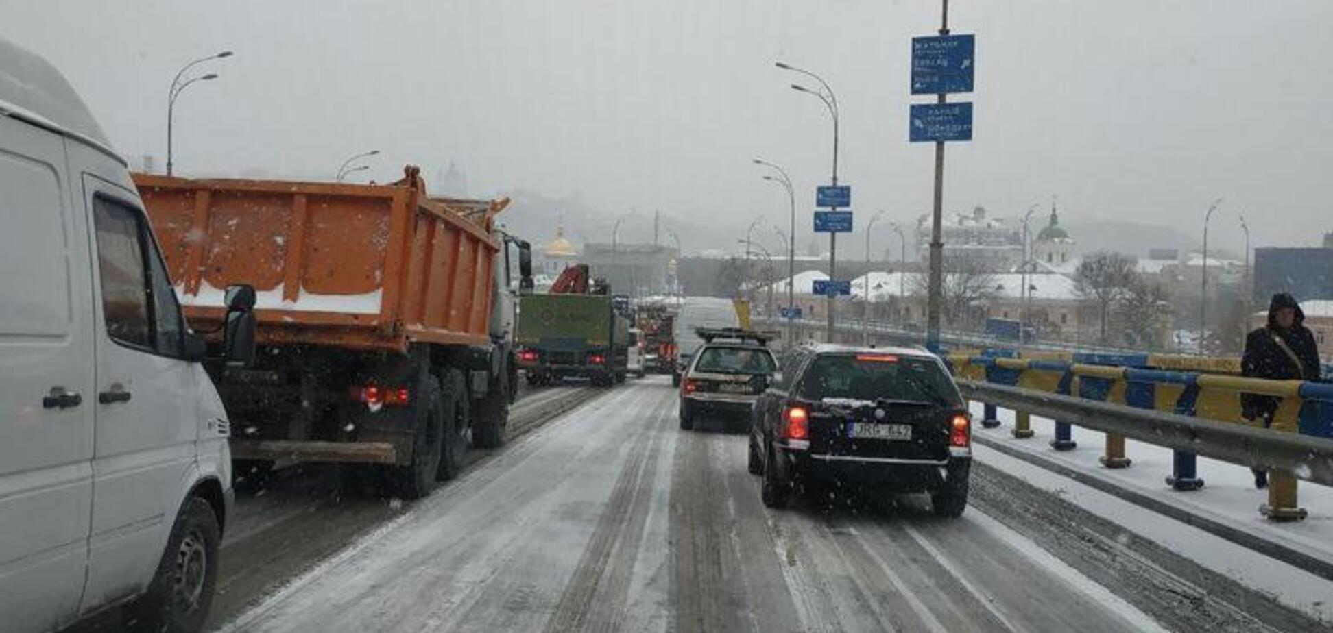 Сотни ДТП и километры пробок: в Киеве показали виновников снежного коллапса
