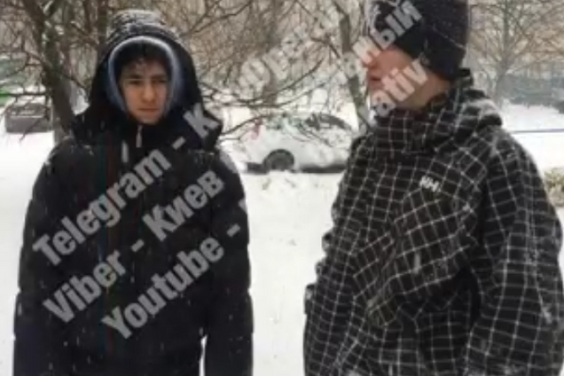 Брызгали газом и снимали: в Киеве подростки напали среди белого дня на женщин. Видео