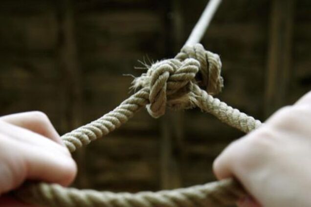 На Закарпатье повесилась молодая учительница: что известно