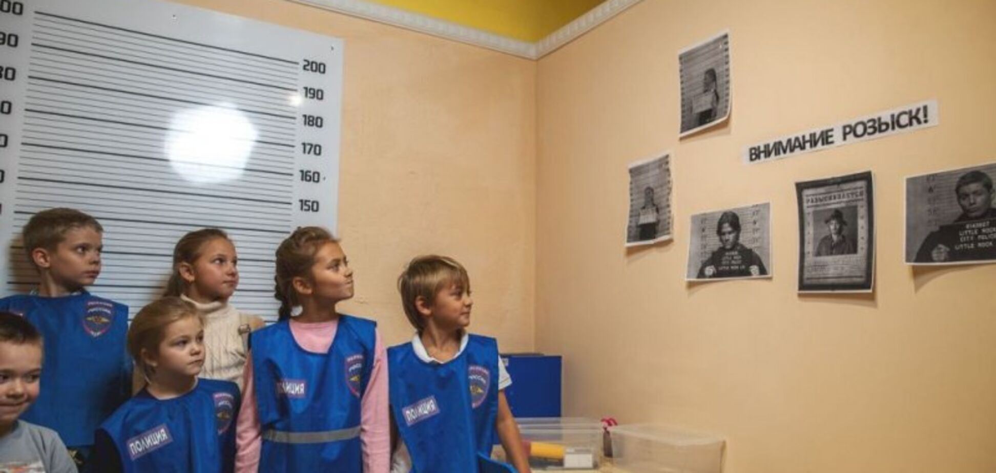 Вирядили в робу і поставили до стінки: в Росії силовики провели дивну гру зі школярами