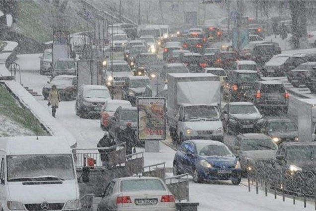 Київ скували багатокілометрові затори: мапа ''червоних'' зон