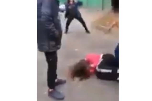 У Росії 14-річну школярку по-звірячому побили однолітки, зробивши безплідною: відео 18+
