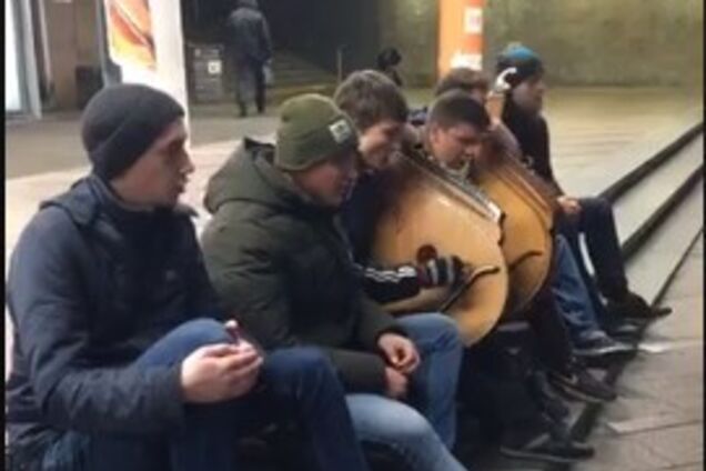 ''Поклон ребятам!'' Уличные музыканты поразили исполнением украинской народной песни