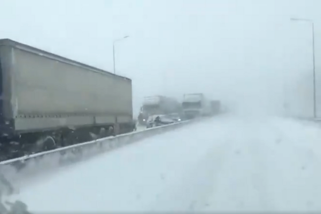 ''Настоящий Мордор'': в РФ аномальный снег вызвал коллапс на дорогах. Появились фото и видео