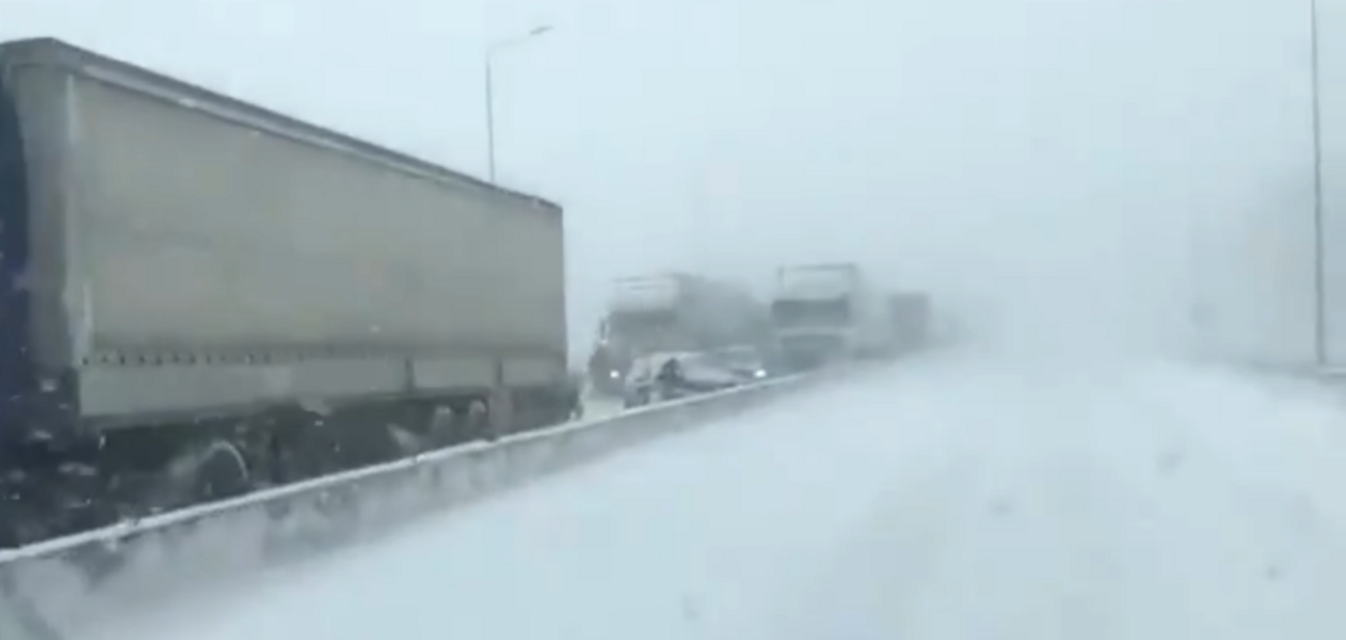 ''Настоящий Мордор'': в РФ аномальный снег вызвал коллапс на дорогах. Появились фото и видео