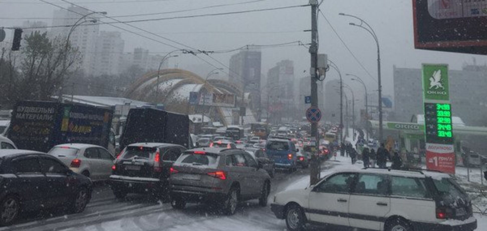 Сніговий колапс у Києві: українці запропонували покарання для водіїв на літній гумі