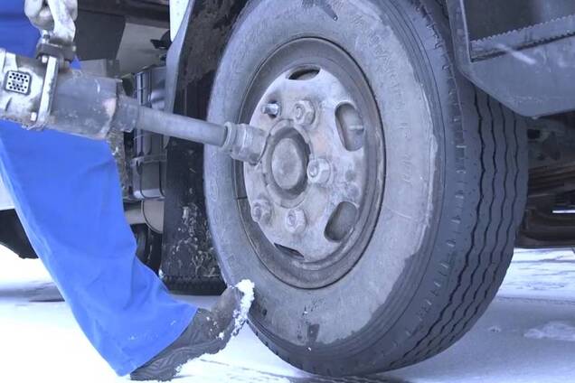 Снегопад и транспортный коллапс: в Киеве рекордно выросли цены на шиномонтаж