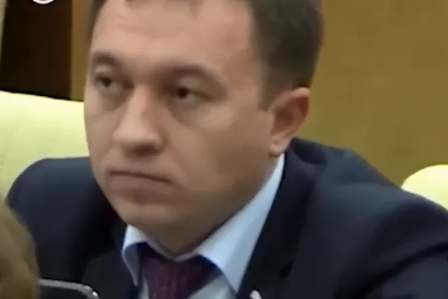 ''Просто пустун!'' Мережу насмішив депутат Держдуми, який поліз пальцем у вухо колезі