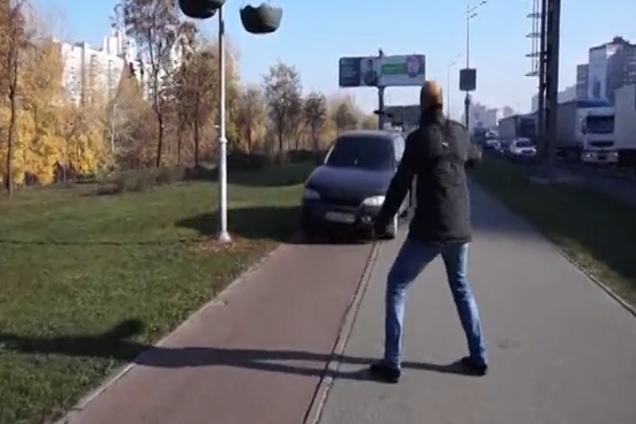 ''Бризни собі в ср*ку'': священик УПЦ МП ледь не збив людину. Відео