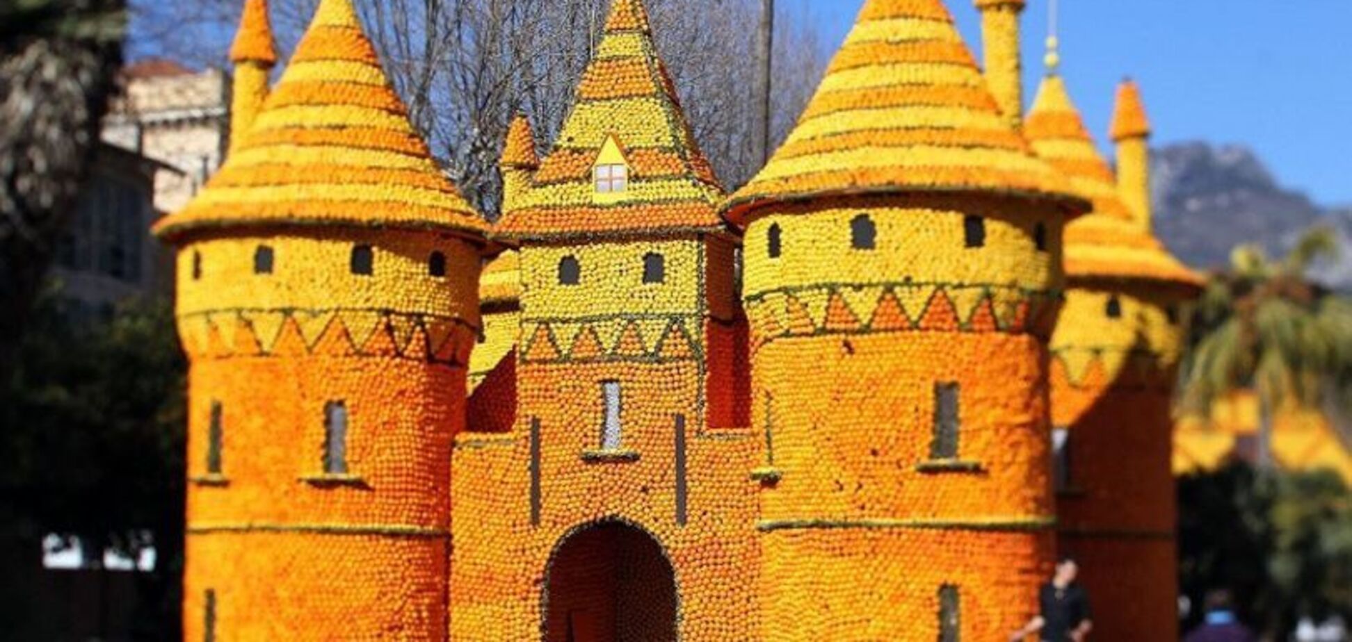 Зачем Киеву замок из апельсинов