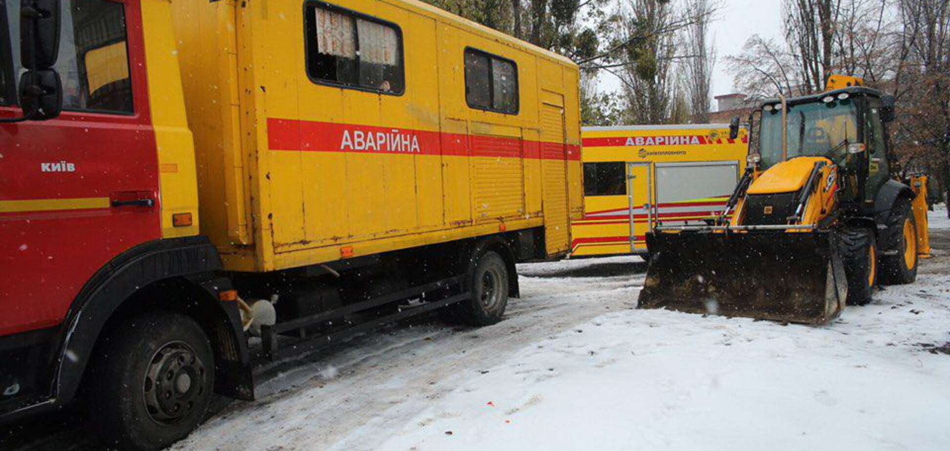 'Київтеплоенерго' оперативно усуває наслідки прориву тепломережі на вулиці Діловій