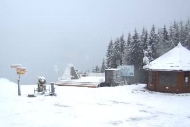 Популярные украинские курорты засыпало снегом: впечатляющие фото
