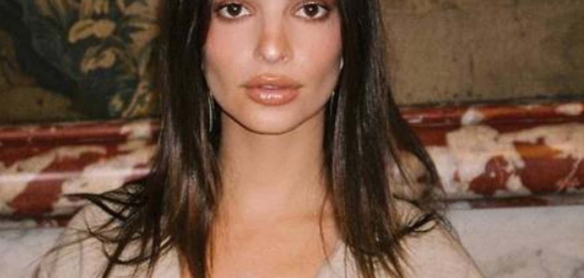 Королева бикини: Эмили Ратаковски подловили в откровенном купальнике