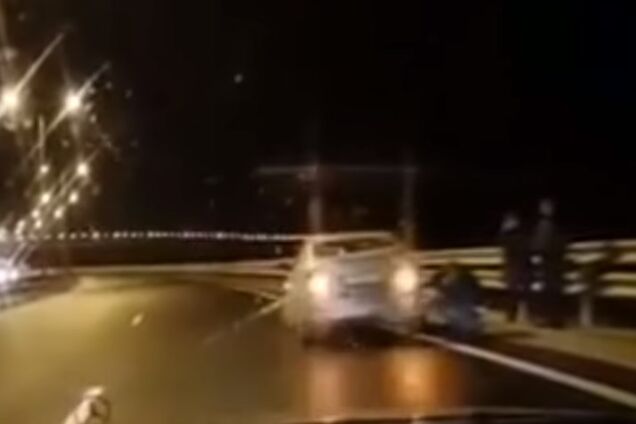 Бросали авто и шли пешком: на Керченском мосту авто попали в ледяную ловушку
