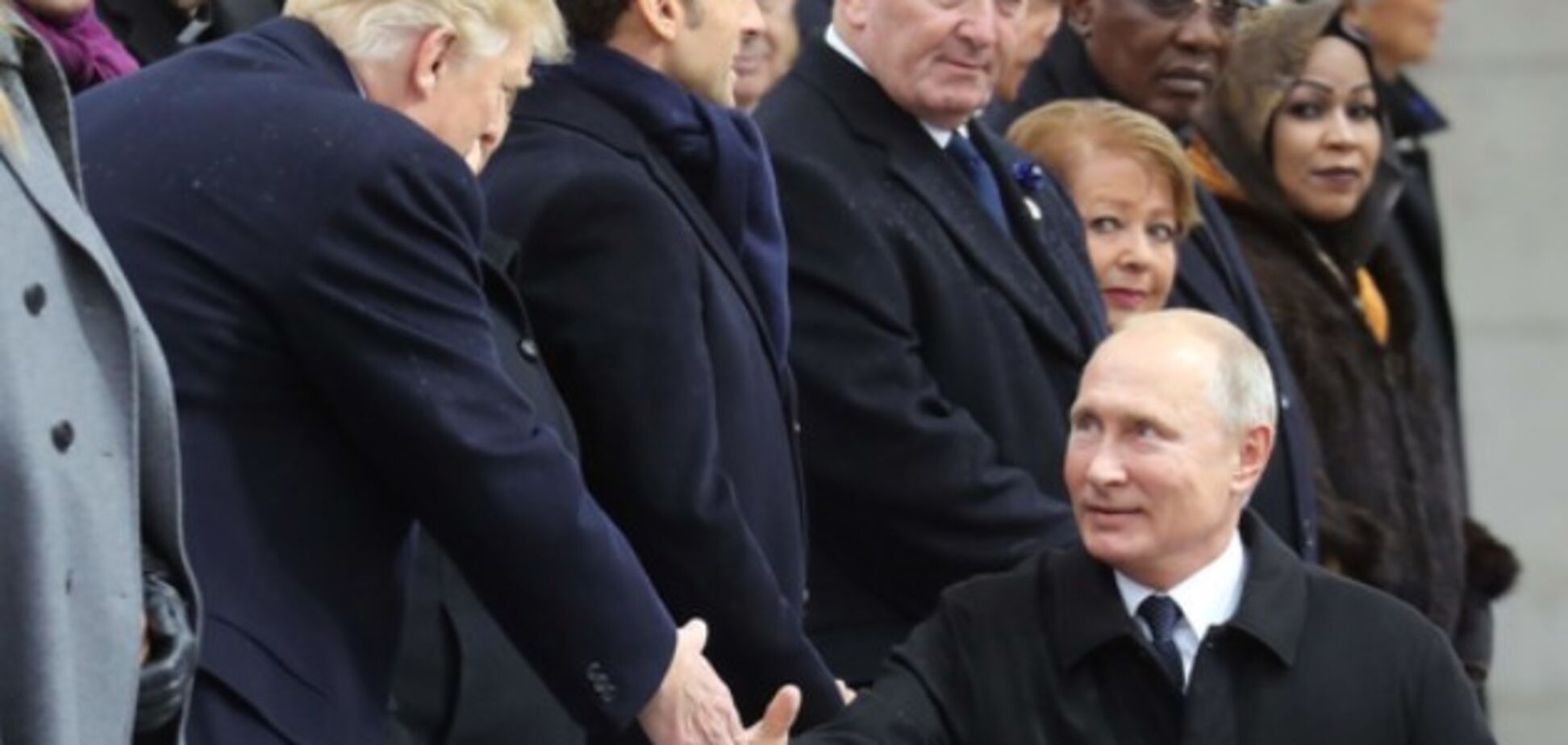 ''Карликовый Путин?' Президент РФ опозорился из-за фото в Париже