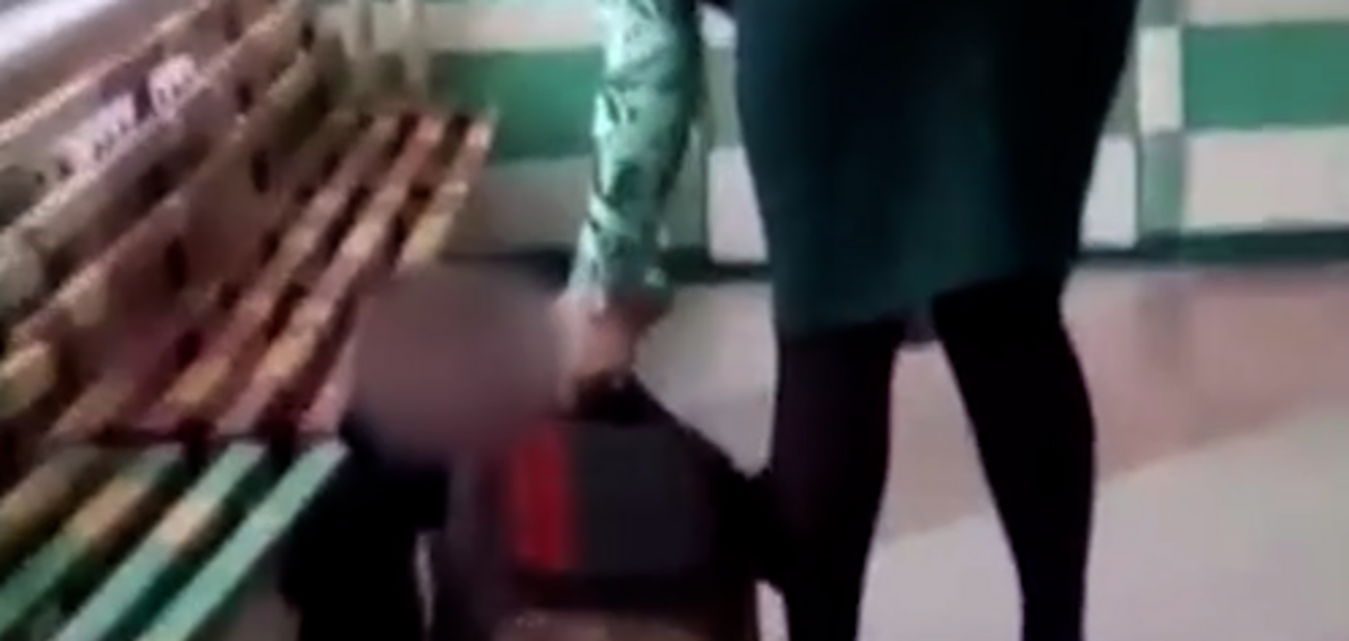 ''Ти хто такий?'' У Росії вчителька побила школяра на очах у друзів