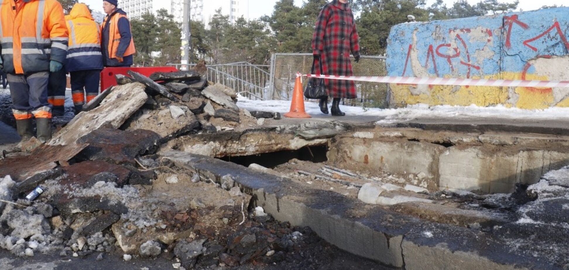 В Киеве провалился мост: фото и подробности ЧП