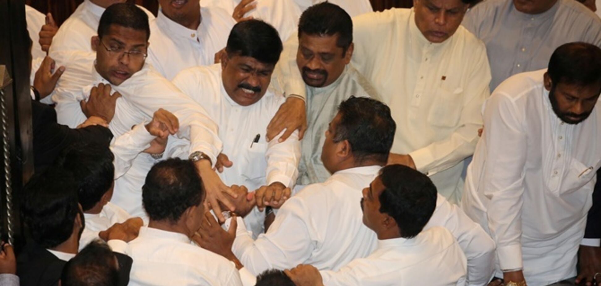 Депутати влаштували масову бійку на Шрі-Ланці: з'явилося відео