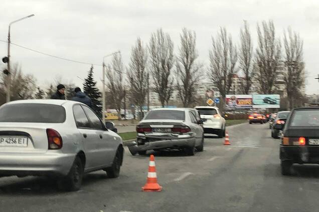 В Запорожье возле 'Дубовки' столкнулись три автомобиля