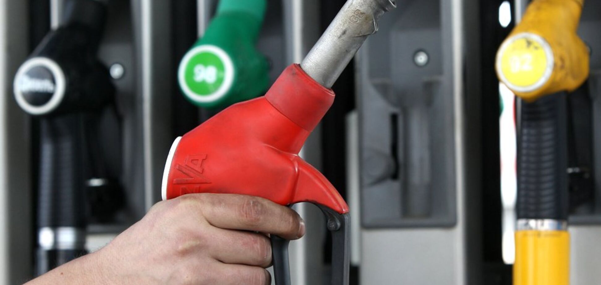 Проб'ють психологічний бар'єр: озвучено прогноз цін на бензин в Україні